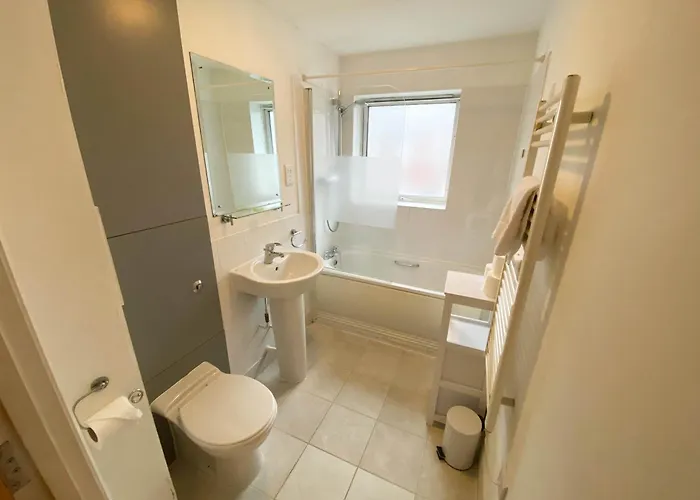 Cozy Opposite To Wills Memorial Building * Bristol