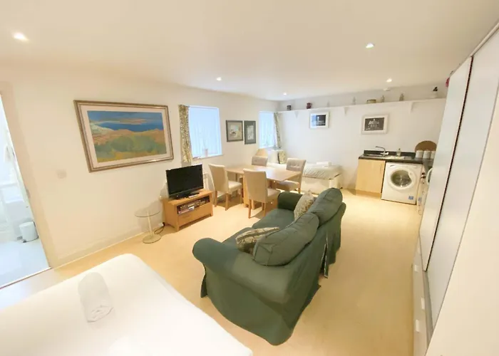 Cozy Opposite To Wills Memorial Building Bristol