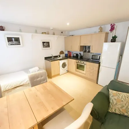 Cozy Opposite To Wills Memorial Building Apartment