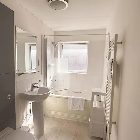 Cozy Opposite To Wills Memorial Building * Bristol